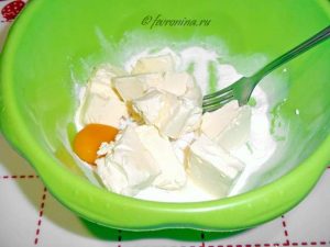 Растереть сахарную пудру, маргарин кусочками, яичный желток